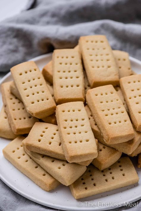 Honey Shortbread Cookies, Shortbread Scottish, Honey Shortbread, Traditional Shortbread Recipe, Scottish Shortbread Cookies, British Sweets, Scottish Shortbread, Gluten Free Shortbread, Christmas Shortbread