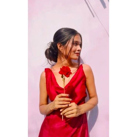 Red Frock Photoshoot, Single Rose Photoshoot, Valentine Photo Shoot Outfit, Poses With Roses Photo Ideas Instagram, Photoshoot With Rose Petals, Photo Poses With Rose, Red Dress Poses Photo Shoot, Pose With Rose Photo Ideas, Pictures With Roses Photo Ideas