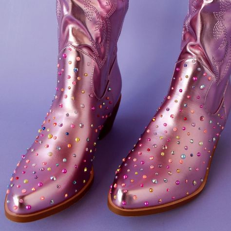 Rhinestone boots comin to @porterflea this weekend in Nashville. See y’all tomorrow for the preview market from 6-9p and all day Saturday from 10a-5pm! Photos & styling by @abigail.feldkamp #nashville #rhinestoneboots #porterflea #summercamp #newbootgoofin #queerfit #chappellroan #pinkcowboyboots #rhinestones Pink Cowboy Boot, Weekend In Nashville, Rhinestone Boots, Pink Cowboy Boots, Rhinestone Cowgirl, Pink Cowboy, Leather Cowboy Boots, Metallic Pink, Cowboy Boot