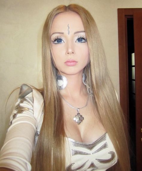 Barbie In Real Life, Valeria Lukyanova, Real Barbie, Human Doll, Barbie Makeup, Doll Aesthetic, Photographie Portrait Inspiration, Doll Makeup, Living Dolls