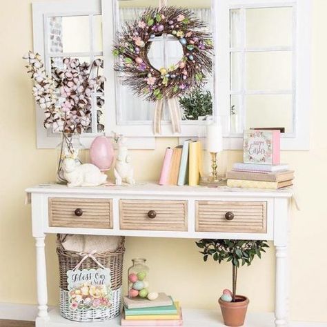 Cool Easter Decorations Ideas To Impress Your Guests ★ See more: http://glaminati.com/easter-decorations-ideas/ Console Table Decorating Entryway, Easter Fireplace Decor, Foyer Table Decor, Simple Easter Decor, Hallway Table Decor, Entry Console Table, Photo Halloween, Entry Table Decor, Photo Table