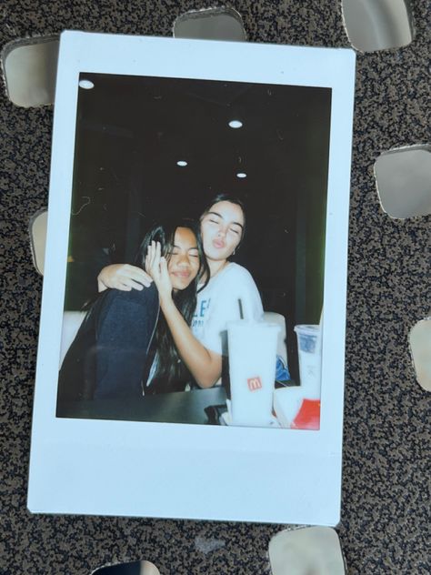 Friend Poloroid Pictures, Aesthetic Polaroid Pictures With Friends, Polaroid Camera Photos, Polaroid Pictures Poses Best Friends, Cute Poloroid Pictures Ideas Friends, Polaroid Pictures With Best Friend, Poloroid Pictures Ideas Best Friend, Polaroid Pic Ideas Couples, Polaroid Pictures Aesthetic Friends