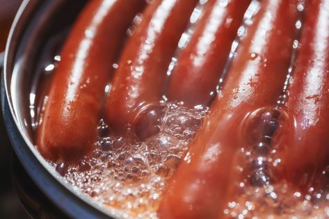 How To Boil Hot Dogs: Learn in 5 Easy Steps - The Kitchen Community Boil Hot Dogs, Boiled Hot Dogs, Fried Hot Dogs, Making Hot Dogs, Boiled Beef, Grilling Hot Dogs, Hot Dogs Recipes, Oven Baked Recipes, Beef Hot Dogs