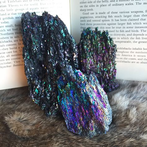 Carborundum Purple Rocks, Crystal Seashells, Rock Tumbling, Agate Rocks, Reading Tarot, Silicon Carbide, Pretty Rocks, Crystal Therapy, Crystal Figurines