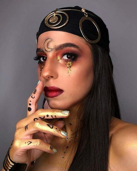 21 Fortune Teller Makeup Ideas for Halloween nice Check more at https://haniastyle.com/fortune-teller-makeup/ Half Face Halloween Makeup, Fortune Teller Makeup, Fortune Teller Costume, Makeup Ideas For Halloween, Circus Makeup, Smokey Eye Easy, Bold Lip Color, Purple Eye Makeup, Halloween Events