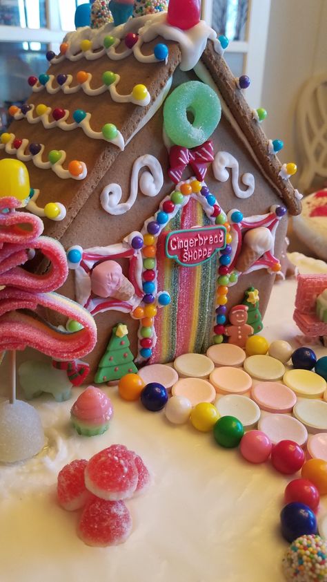 Gingerbread Hospital Ideas, Gingerbread Contest, Jesus Birthday Party, Homemade Gingerbread House, Gingerbread House Ideas, Gingerbread House Patterns, Gingerbread House Candy, Candy King, Gingerbread House Parties