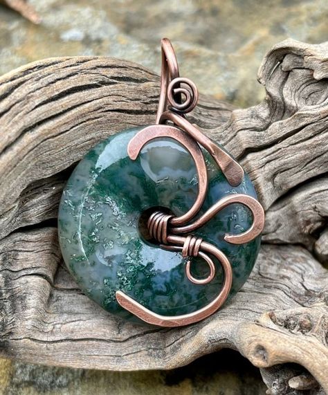 Moss Agate Donut Om Pendant in hammered Copper. Approximately 1 3/4" long and 1 1/4" wide. Based on a Perfectly Twisted Jewelry Design. This pendant has been antiqued, polished and sealed. Sealed with Protectaclear. ProtectaClear is a clear, protective coating that is tough enough to protect jewelry and is safe for wear against skin. ProtectaClear is practically invisible once applied and will seal and protect jewelry from tarnish, oxidation, and corrosion. Ohm Pendant, Donut Jewelry, Metal Art Jewelry, Fork Jewelry, Wire Wrapped Stone Jewelry, Wire Wrap Jewelry Designs, Om Pendant, Wire Wrapped Jewelry Diy, Wire Jewelry Making