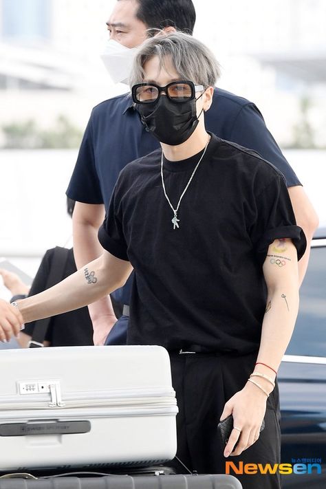 Clout News on Twitter: "Jackson Wang photographed at the Incheon International Airport today, leaving for ‘2022 Kpop Masterz In Manila’ 📸🖤 @JacksonWang852 #JacksonWang #JACKSON https://t.co/FUypDRIeL3" / Twitter Jackson Wang Airport, Jackson Airport, Got7 Jackson, Incheon Airport, Reality Television, Tv Host, Jackson Wang, Incheon, International Airport