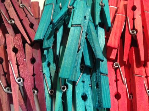 'How to Dye Clothespins...!' (via eHow) Diy Clothes Dye, Dye Clothespins, Diy Dye Clothes, Clothespin Cross, Clothes Dye, Diy Crafts For Boyfriend, Diy Christmas Shirts, Liquid Fabric, Clothes Pin Wreath