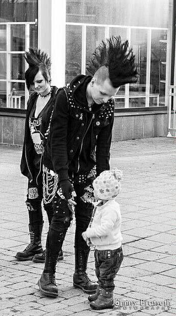 Punkrock parents Punk Parents, Punk Family, Punk Photos, Punk Photography, Gothic Family, 80s Punk Rock, Punk Couple, Punk Love, Dark Wave