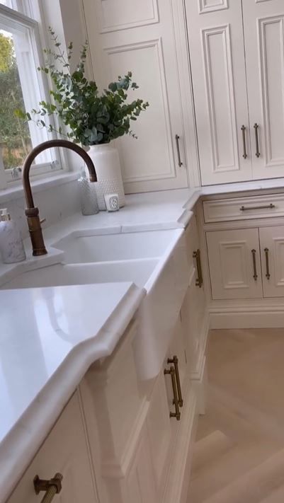 Billie Faiers shows off incredible kitchen at £1.4m mansion Huge Kitchen Island, White Cupboard, Billie Faiers, Huge Kitchen, Mirror Backsplash, Light Wood Floors, White Marble Countertops, Black And White Marble, Family Kitchen