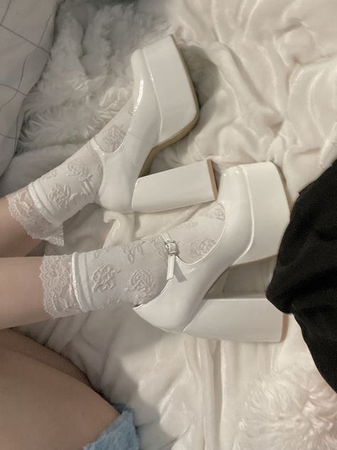 Platform Pumps Outfit Aesthetic, White Shoes With Socks, White Platforms Shoes, Pretty Heels Aesthetic, White Aesthetic Heels, Platform Shoes Wedding, Aesthetic High Heel Shoes, Cute White Heels Aesthetic, Pretty White Heels