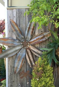 Garden Diy Decoration Ideas, Fun Garden Decor, Garden Decor Ideas, Meteor Garden 2018, Vintage Garden Decor, Metal Yard Art, Metal Garden Art, Creative Gardening, Kew Gardens