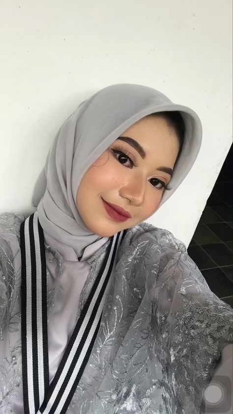 Pap Wisuda, Makeup Graduation Hijab, Make Up Wisuda Hijab, Make Up Wisuda, Makeup Wisuda, Hijab Makeup, Gyaru Makeup, Graduation Makeup, Makeup Makeover