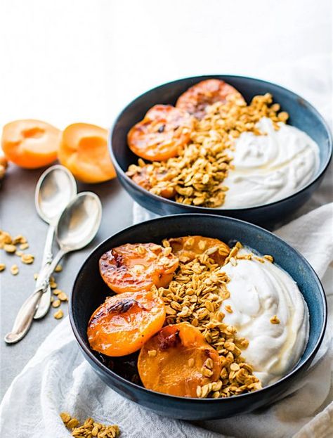 sweet grilled apricots and ginger cream gluten free parfaits bowls #dessert #bowls #glutenfree #vegan Parfait Bowl, Whipped Coconut Cream, Bacon Dinner, Lunch Planning, Layered Dessert, Chicken Lunch, Parfait Desserts, Rib Meat, Grilled Meat Recipes