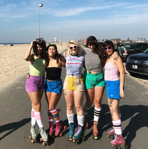 Roller Skating Party Outfit, Hammies Shorts, Roller Skating Pictures, Moxi Roller Skates, Roller Boogie, Disco Roller Skating, Skate Outfit, Bts Diy, Roller Skating Outfits