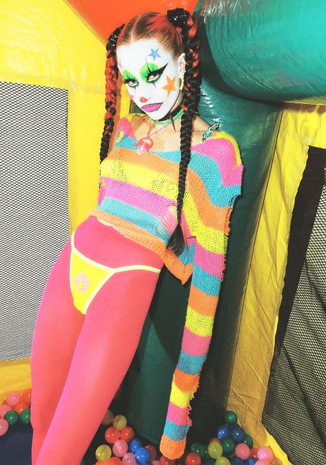 Clown Looks, Mood Grunge, Cute Clown Costume, Neon Day, Neon Clothes, Techno Clothes, Cute Clown Makeup, Distressed Knit, Clown Clothes