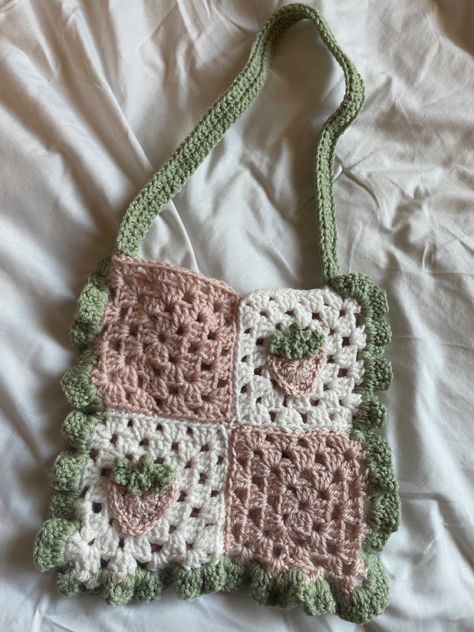 Surface Crochet Ideas, Strawberry Crochet Bag, Crochet Heart Bag, Crochet Top Free Pattern, Summer Top Crochet, Pattern Granny Square, Crochet Flower Squares, Tote Bag Crochet, Purse Collection