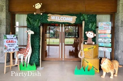 Entrance design for Safari themed party Jungle Theme Entrance Decor, Preschool Entrance Ideas, Baby Ram, Safari Themed Party, Jungle Baby Shower Decorations, Lion Birthday Party, Ceremony Decorations Outdoor, Jungle Party Decorations, 2nd Birthday Party For Girl