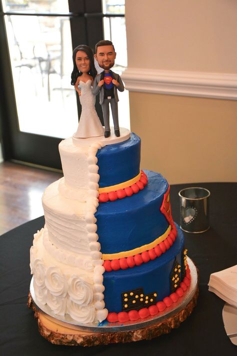 Superman wedding cake Superman Grooms Cake, Superman Wedding Ideas, Superman Wedding Cake, Princess Wedding Cakes, Superman Wedding, Batman Wedding, Cake For Boyfriend, Superhero Wedding, 22nd Birthday