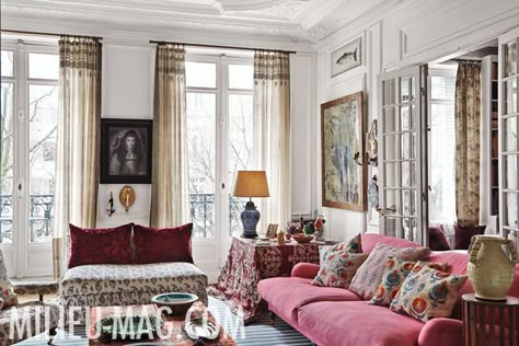 Carolina Irving Paris sitting room in Milieu magazine, photo by Miguel… Carolina Irving, Rita Konig, Timeless Sofa, Sala Grande, Paris Home, Sitting Rooms, Vogue Living, Parisian Apartment, Paris Apartments