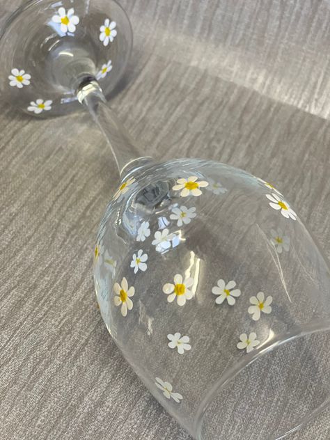 Beautifully hand painted daisy wine glass set Available in sets of 4 or 6   A pretty wine glass set that would make a lovely & unique gift for any occasion or even for yourself.  An elegant and eye catching choice for spring & summer garden entertaining.  Hand painted with acrylic paints and heat fixed to preserve the design.  Is daisies is not quite what you're looking for the why not take a look at my 'Forget Me Not' wine glass sets also available in my shop. Glasses Painting Designs, Glass Wine Painting Ideas, Wine Glass Designs Painted, Cute Painted Wine Glasses, Spring Painted Wine Glasses, Painting Glasses Ideas, Paint On Glass Ideas, Painting On Glasses, Wine Painting Glasses Ideas