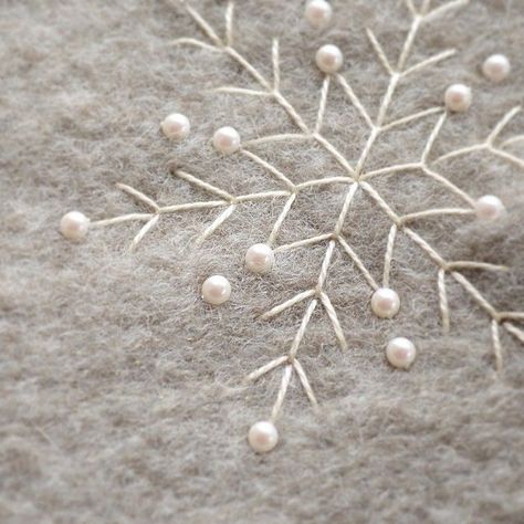 Snowflake Embroidery, Felt Christmas Decorations, Felt Decorations, Felt Christmas Ornaments, 자수 디자인, Christmas Sewing, Christmas Embroidery, Hand Embroidery Patterns, Embroidery Inspiration