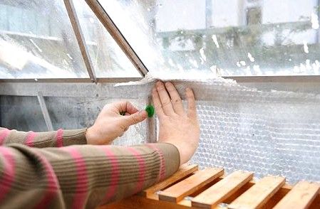 Diy Greenhouse For Winter, Heat A Greenhouse Without Electricity, Heat Greenhouse In Winter, Greenhouse Heater Ideas, How To Insulate A Greenhouse, Greenhouse Heating Ideas, Heating A Greenhouse Without Electricity, Greenhouse Insulation, Greenhouse In Winter