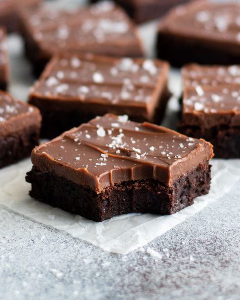 På hösten går jag alltid in i en ordentlig chokladperiod och börjar ta fram en massa recept på choklad efter alla bäriga sommarrecept. Choklad är livet så mig Cookie Cake Pie, Salty Treats, Shake N Bake, No Bake Snacks, Sweet Pie, Valentines Food, Kitchen Stories, Fudge Brownies, Sweet Chocolate