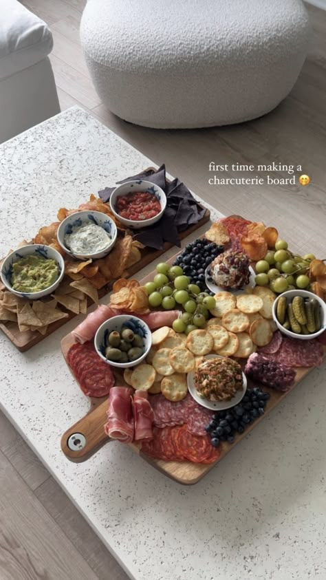 Healthy Hosting Snacks, Christmas Serving Table Decor, Apitizer Ideas, Sharkutery Board, Cacuttery Board, Birthday Supper Ideas, Charquetery Board, Dinner Party Snacks, Cheese Board Aesthetic