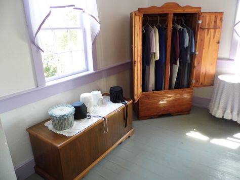 Inside an Amish House, in a bedroom.  Headcoverings on top of quilt chest. ~ Amish Home Inside ~ Sarah's Country Kitchen ~ Amish Dress, Amish Home, Houses Inside, Amish Lifestyle, Amish Living, Amish House, Amish Culture, Amish Life, Plain People