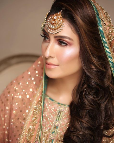 Dress Design Pakistani, Bridal Photo Shoot, Nikah Outfit, Bridal Jewelry Sets Brides, Mehndi Style, Engagement Bride, Maya Ali, Bridal Photo, Ayeza Khan