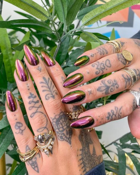 'Glazed Donut' nails but make it gothic 💀 We love how @jamiegenevieve always takes it up a notch ✨ Tech: #nafemtaff Service: BIAB +… | Instagram Black Chrome Powder Nails, Black Glazed Donut Nails, Black Glazed Nails, Nails And Tattoos, Chrome Nails Black, Mum Nails, Chrome Powder Nails, Basic Nail Art, Black Chrome Nails