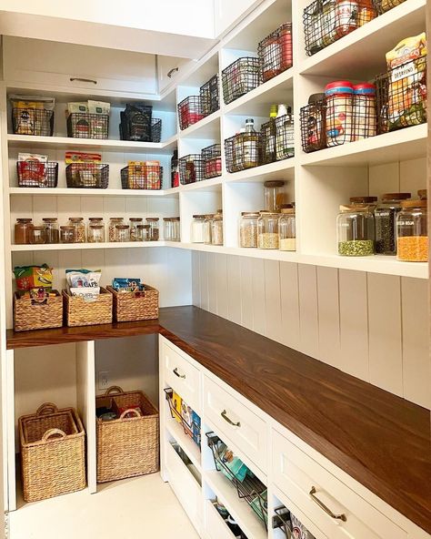 Butler's Pantry Ideas, Walk In Butlers Pantry, Narrow Pantry Ideas, Small Walk In Pantry Ideas, Narrow Walk In Pantry, Small Walk In Pantry Layout, Butlers Pantry Ideas Layout, Modern Kitchen Organization, Walk In Pantry Ideas Layout