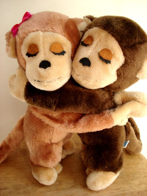 Hugging Monkey Couple Monkey Couple, Goofy Things, Couple Vintage, 1970s Toys, Monkey Pictures, Monkey Stuffed Animal, Childhood Memories 70s, Back In My Day, Childhood Nostalgia