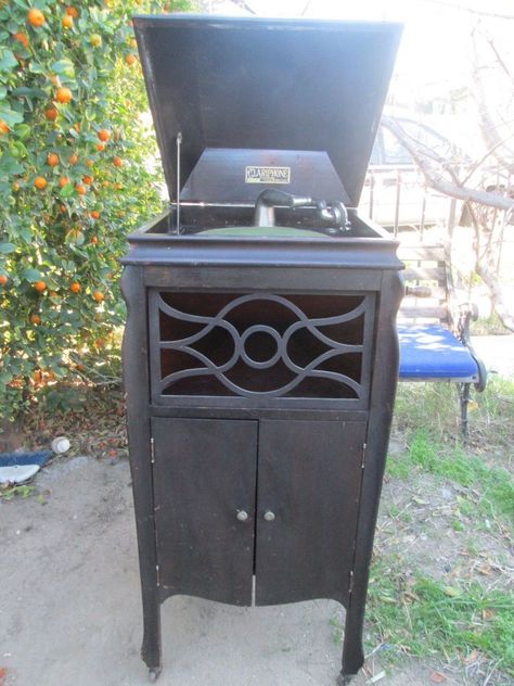 Upcycled Record Cabinet, Victrola Cabinet Repurposed, Victrola Record Player, Antique Record Player, Old Record Player, Diy Magazine Holder, Record Player Cabinet, Rustic Houses, Vintage Milk Can