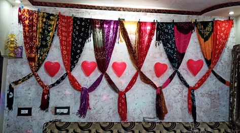 Decoration With Dupatta, Dupatta Decoration Ideas At Home, Easy Decoration Ideas, Decoration On Wall, Bandhani Dupatta, Ganapati Decoration, Diwali Decor, Diwali Decorations, School Decorations