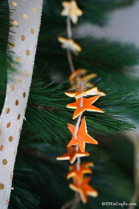 Christmas Dried Fruit Garland, Christmas Tree Ideas Orange Slices, Orange Tree Decorations, Orange Peel Stars, Crunchy Christmas Decor, Diy Orange Ornaments, Sustainable Christmas Tree Decorations, Orange Peel Star Garland, Orange Peel Christmas Decorations