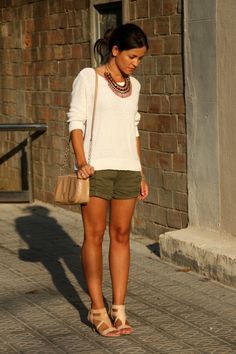 Cream sweater, olive shorts Khaki Shorts Outfit, Green Shorts Outfit, Short Women Outfits, Short Verde, Outfit Verano, Beach Ware, Olive Shorts, Army Green Shorts, Summer Capsule