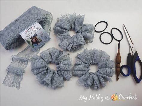 Crochet Accessories Free Pattern, Crochet Headband Tutorial, Diy Hair Scrunchies, Diy Hair Accessories Ribbon, Yarn Patterns, Diy Sewing Gifts, Scrunchies Diy, Lace Crafts, Crochet Bows