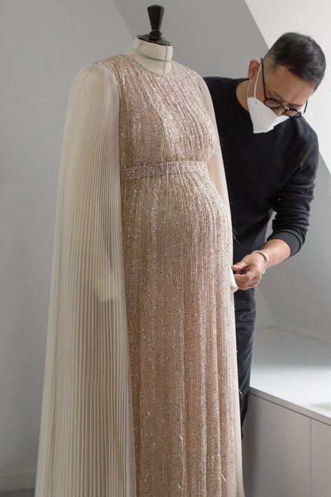 Jennifer Lawrence's first red-carpet maternity look was all about elegance Diy Maternity Gown, Dior Couture Gowns, Maternity Evening Gowns, Gold Silk Dress, Elegant Maternity Dresses, Hanging Daybed, Maternity Fashion Dresses, Maternity Evening Dress, Gown Ideas