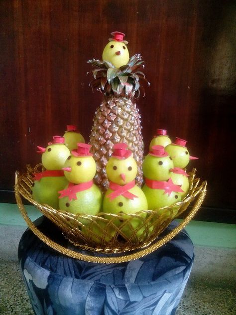 fruits basket decorations Pineapple Plate Decoration, Fruits Packing For Engagement, Fruit Basket Decoration For Wedding, Fruits Decoration Ideas For Wedding, Fruit Basket Packing, Fruit Basket Decoration, Birthday Basket Ideas, Packing For Wedding, Fruit Plate Decoration