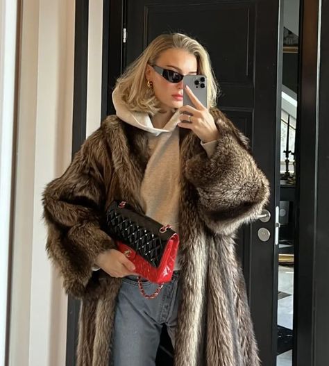 Brown Fur Coat Outfit, Fur Coat Street Style, Mob Wife Aesthetic, Fur Outfit, Brown Fur Coat, Fur Coat Outfit, Wife Aesthetic, Long Fur Coat, Aesthetic 2024