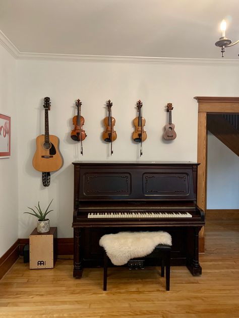 Instrument Hanging Ideas, Violin Hanging On Wall, Violin Room Decor, Violin Wall Mount, Instrument Room Aesthetic, Violin Decoration Ideas, Small Music Room Ideas, Instruments On Wall, Hanging Instruments