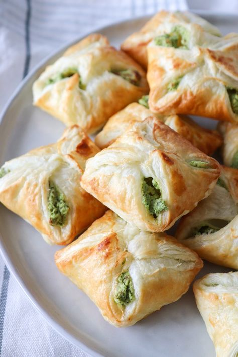 Puff Pastry Pockets, Cheese Puff, Cheese Puff Pastry, Spinach And Cheese, Puff Pastry, Appetizer Snacks, Feta Cheese, Finger Foods, Street Food