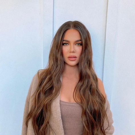 Khloé Kardashian shows off 'magic' new hair color, extensions ahead of Christmas Khloe Kardashian Hair, Khloe Kardashian Show, Kardashian Hair, Kloe Kardashian, Khloé Kardashian, Honey Blonde Hair, Kardashian Style, New Hair Colors, Honey Blonde