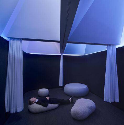 Google Office Meditation Room Office Meditation Room, Meditation Room Design, Biophilic Interior, Google Office, Calm Room, Business Interior, Calming Interiors, Wellness Room, Mirror Ceiling