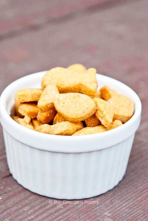 Gold Fish Crackers Homemade Goldfish Crackers, Fish Crackers, Goldfish Crackers, Clean Snacks, Unhealthy Snacks, Cracker Recipes, Healthy Family, Family Food, Clean Eating Diet