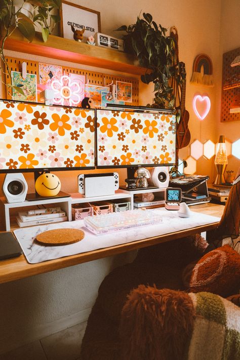 Cozy gamer desk setup Orange Desk Aesthetic, Gaming Setup Yellow, Orange Desk Setup, Colorful Gaming Setup, Orange Pc Setup, Retro Pc Setup, Maximalist Desk Setup, Orange Gaming Setup, Colorful Desk Setup