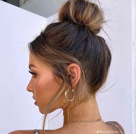 Sweater Weather and Top-Knots, we are here for it! Messy Top Knots, Ponytail Tutorial, Top Knot Bun, Soho Style, Knot Bun, Top Knot Hairstyles, Twist Ponytail, Brow Artist, Hair Knot